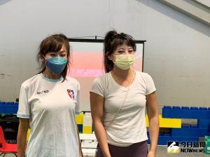 中華民國迷你足球協會推廣大使許淑華(左)。記者廖聿偉攝 ▲中華民國迷你足球協會推廣大使許淑華(左)。記者廖聿偉攝