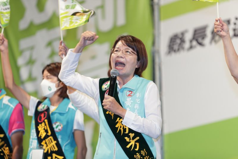 ▲被對手譏諷政見膨風,黃秀芳憤怒的說,王惠美做不到的,由她來做。(圖/黃秀芳競總提供,2022.11.13)