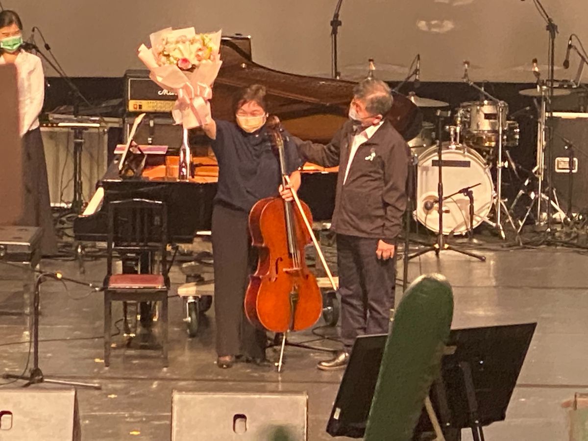 ▲陳時中妻子孫琬玲現身演奏大提琴，結束後陳時中上台獻花，感性向愛妻致謝。（圖／記者陳威叡攝，2022.11.13）