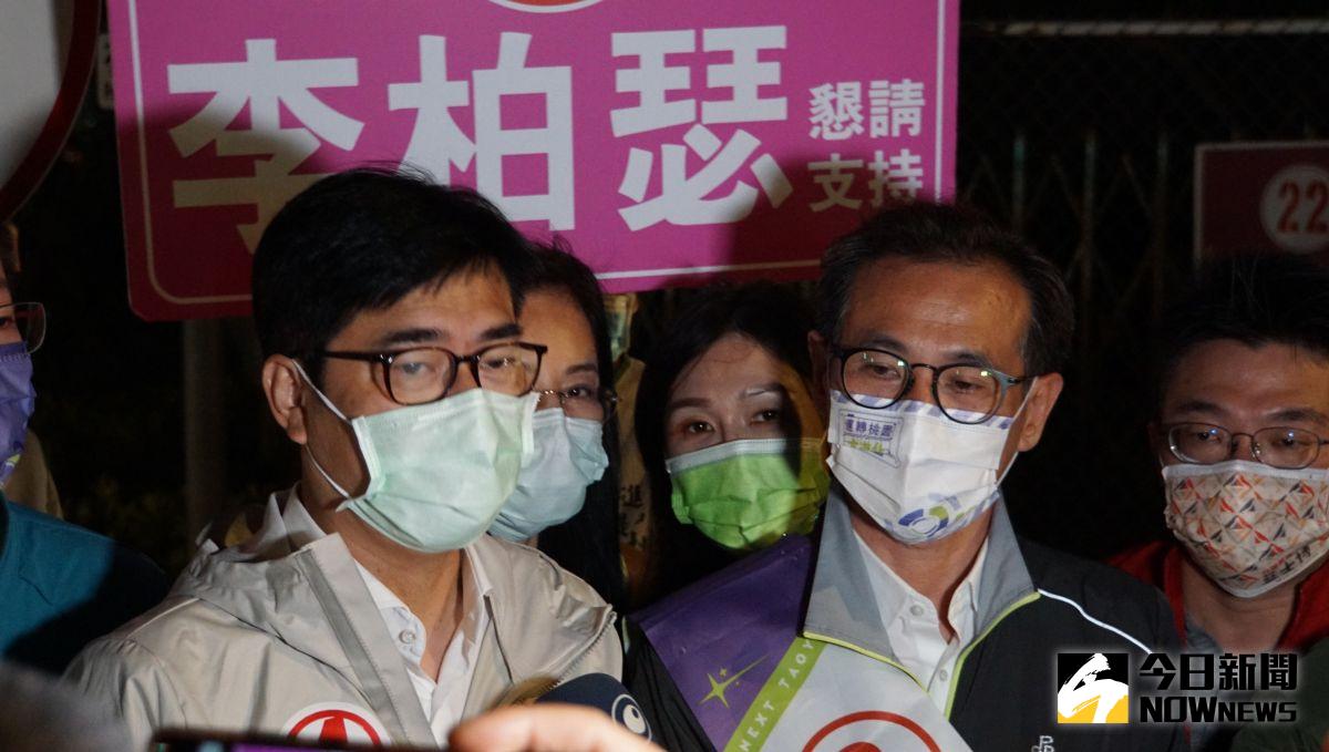 ▲高雄市長陳其邁（左）陪同桃園市長候選人鄭運鵬車隊掃街，會前兩人接受聯訪。(圖／記者呂炯昌攝，2022.11.13)
