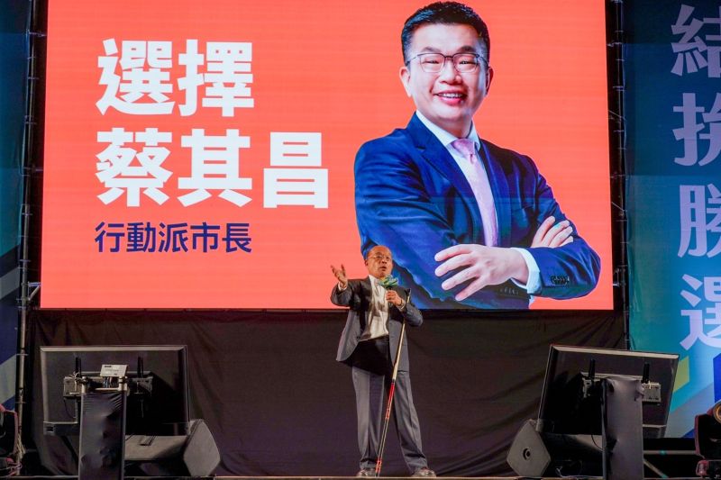 ▲蘇貞昌今晚帶著「標配」撞球杆,為蔡其昌站台。(圖/蔡其昌競總提供,2022.11.13)