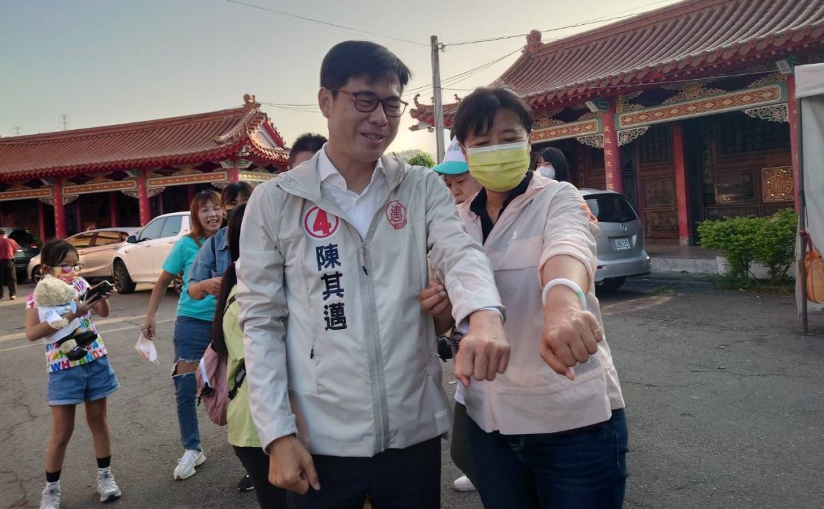 ▲陳其邁捲袖出拳，和蔡培慧比誰曬得黑，很驚訝自己竟然輸了！（圖／蔡培慧競總提供，2022.11.13）