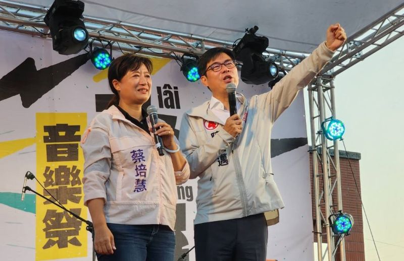 ▲陳其邁到南投為老朋友蔡培慧助講。(圖/蔡培慧競總提供,2022.11.13)