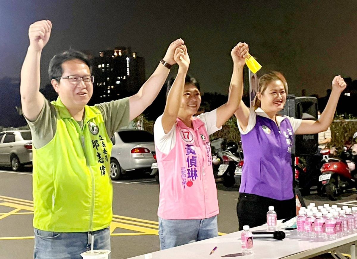 ▲立法委員邱志偉、高雄市議員高閔琳今晚間共同出席民進黨左營楠梓區市議員候選人黃偵琳舉辦的里民座談會，聯手搶救左楠最關鍵的一席黃偵琳。（圖／記者郭凱杰翻攝）