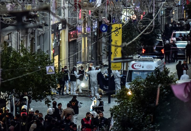 ▲土耳其的伊斯坦堡13日驚傳爆炸，地點是人潮眾多的伊斯蒂克拉爾街。（圖／美聯社／達志影像）
