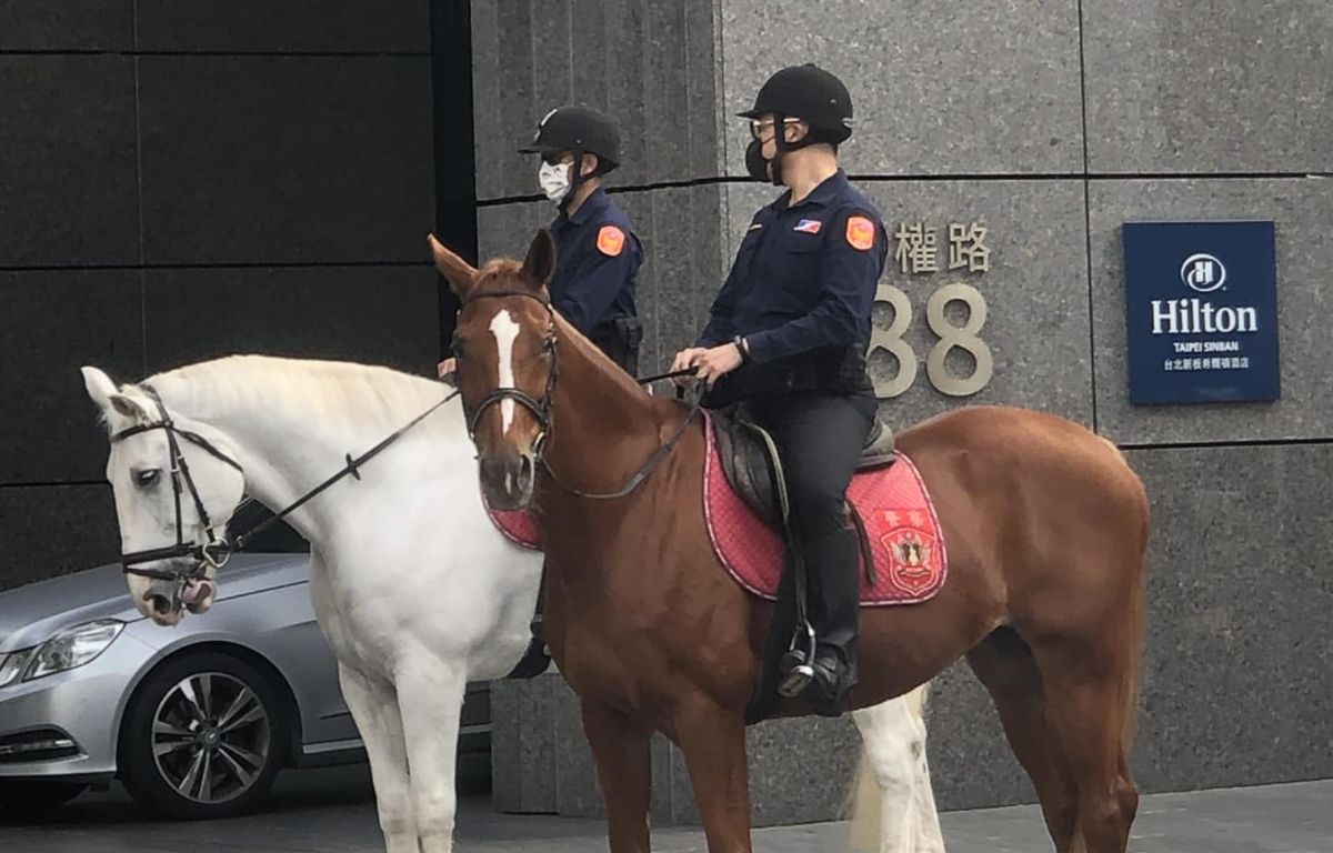 ▲網友在路上看到新北警察騎馬巡邏相當驚艷，照片引發廣大迴響。（圖/路上觀察學院）