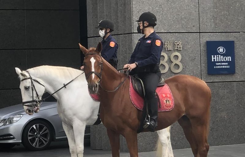 ▲網友在路上看到新北警察騎馬巡邏相當驚艷，照片引發廣大迴響。（圖/路上觀察學院）