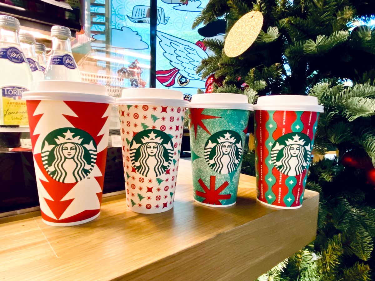 ▲星巴克週一小確幸！全品項「特大杯買1送1」限今（14）日11點起開喝；摩斯漢堡「咖啡週年慶」即日起至11/30，兩杯中杯拿鐵咖啡優惠價110元，或購買中杯摩斯咖啡加購第二杯只要優惠價11元，MOS Order App「安心取溫馨送」大杯摩斯咖啡或拿鐵咖啡都「買10送10」。（圖／記者蕭涵云攝）