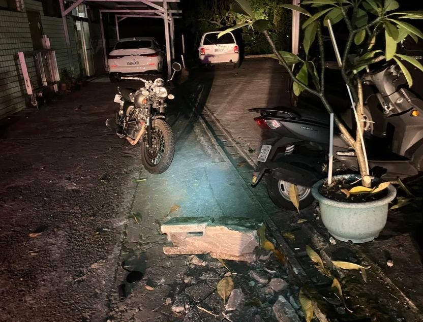 ▲陳男返家途中疑因不勝酒力，突然失控自撞。（圖／翻攝畫面）