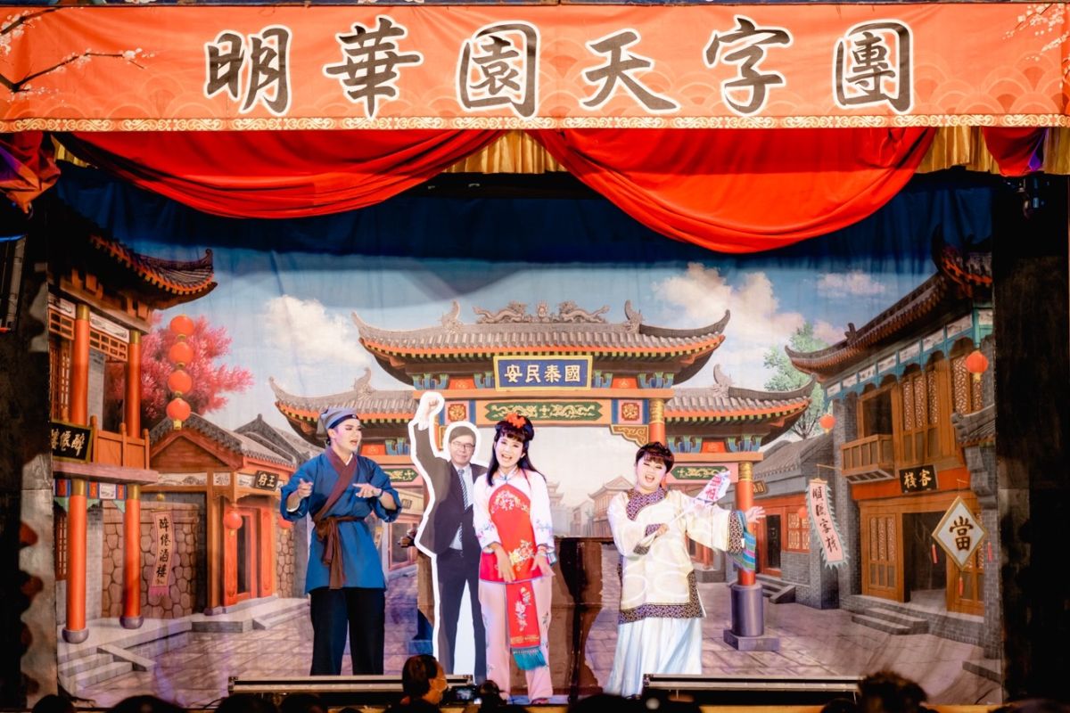 ▲台灣基進市議員候選人李雨蓁、張博洋與楊佩樺粉墨登台，以歌仔戲扮相上台演出民主小短劇。（圖／翻攝畫面）