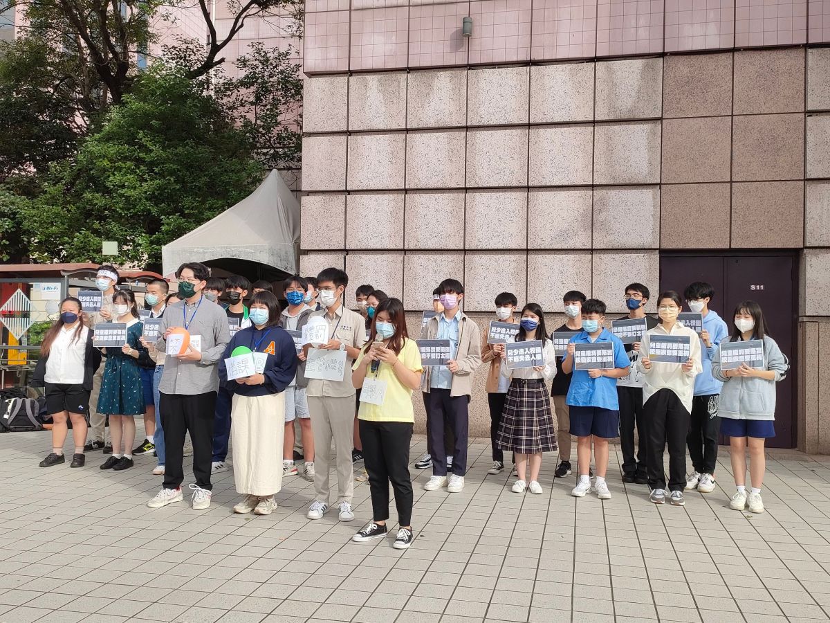 ▲聯合國兒童權利公約國際審查今（14）日登場，兒少組織在場外開記者會，提出11項訴求，盼國際委員看見校園學生權利侵害現況。（圖／記者李琦瑋攝，2022.11.14）