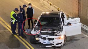 ▲肇事駕駛遭警方上銬逮捕。(圖/翻攝畫面) ▲肇事駕駛遭警方上銬逮捕。(圖/翻攝畫面)