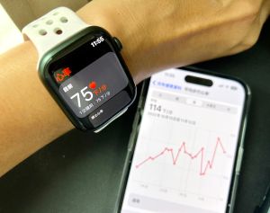 ▲Apple Watch 具備心率偵測功能，也因為此功能讓網友提早發現母親的身體異狀。(圖／記者周淑萍攝)