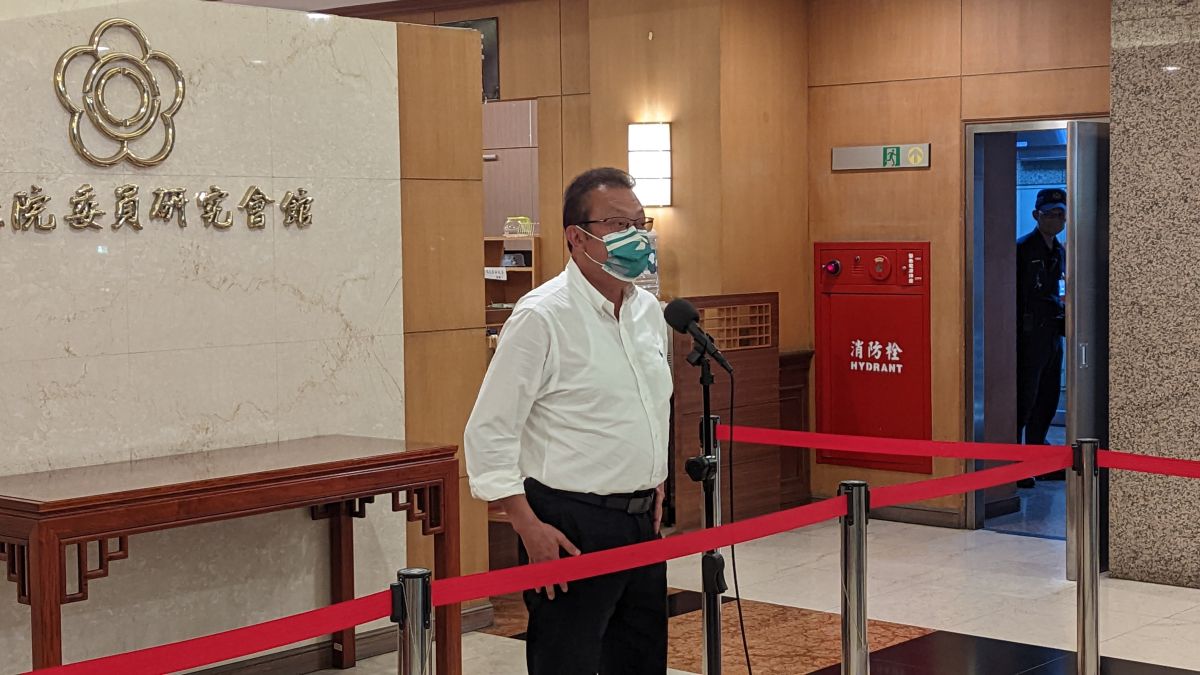 ▲針對媒體報導，無黨籍立委蘇震清為國民黨屏東縣長候選人蘇清泉站台，蘇震清特地出面開記者會澄清表示，他支持民進黨推派的候選人。（圖／記者鄭宏斌攝，2022.11.14）