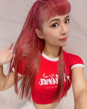 疑雲抖音、IG走搞笑路線 巧手幫女孩編髮。球團提供 ▲疑雲抖音、IG走搞笑路線 巧手幫女孩編髮。球團提供