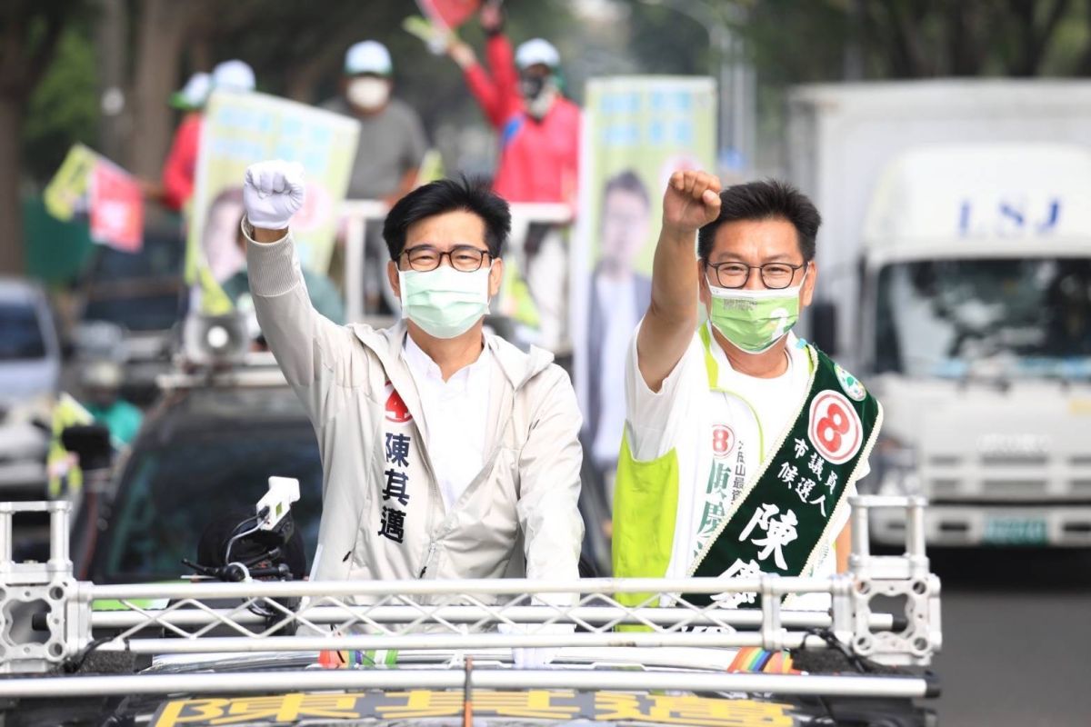 ▲高雄市長陳其邁今天回防高雄，扮演超級母雞陪同黨籍新人車掃，上午在高雄市第三選區陪同兩位黨籍新人陳慶鴻車掃。（圖／記者郭凱杰翻攝）