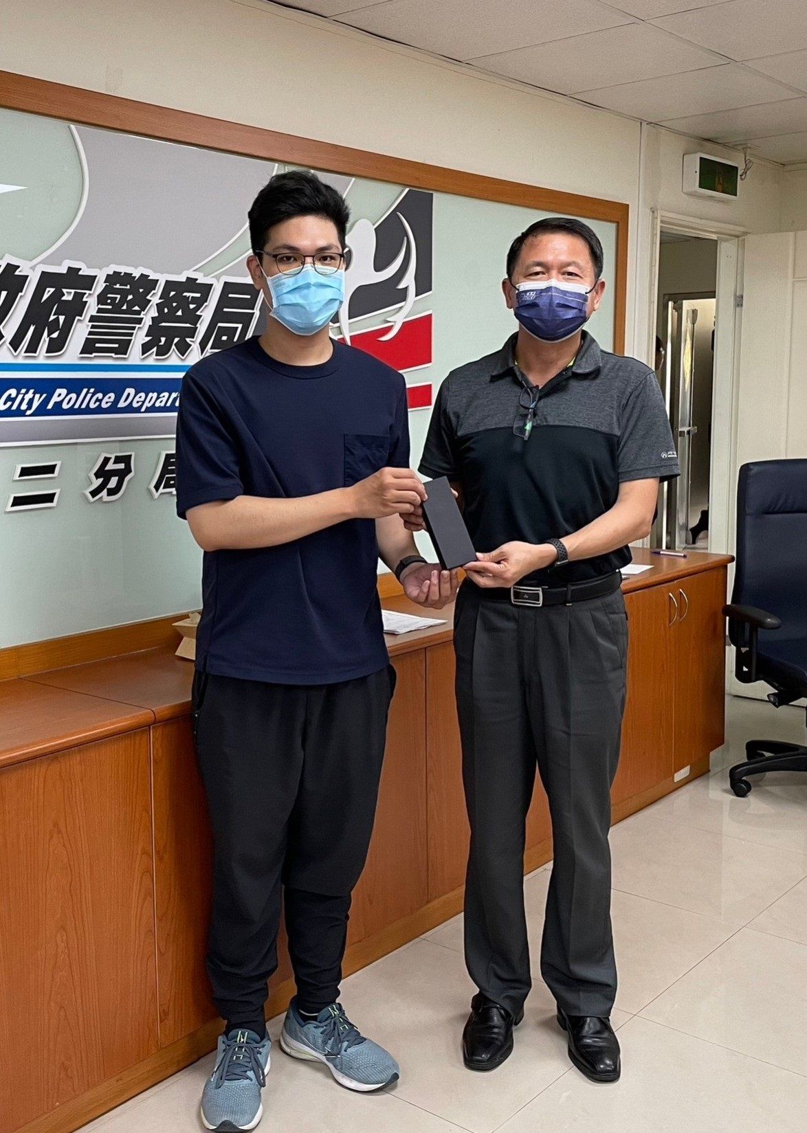 ▲分局長陳家銘致贈員警徐聖傑鋼珠筆禮盒，期許徐員在「棄武從文」的同時，能裝載大家滿滿的祝福，成為開創「第二人生」的助力。（圖/記者鄧力軍翻攝）