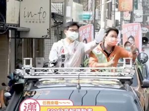 ▲高雄市長陳其邁今天陪同第三選區新人林志誠車掃,陳其邁也拜託選區的選民能夠多給新人支持,讓新世代在激烈的選區中能夠脫穎而出,順利進入議會替人民服務。。(圖/記者郭凱杰翻攝) ▲高雄市長陳其邁今天陪同第三選區新人林志誠車掃,陳其邁也拜託選區的選民能夠多給新人支持,讓新世代在激烈的選區中能夠脫穎而出,順利進入議會替人民服務。。(圖/記者郭凱杰翻攝)