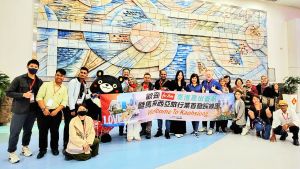 ▲高雄觀光大使高雄熊於小港國際機場歡迎馬來西亞穆斯林踩線團。（圖／高市府觀光局提供 ）