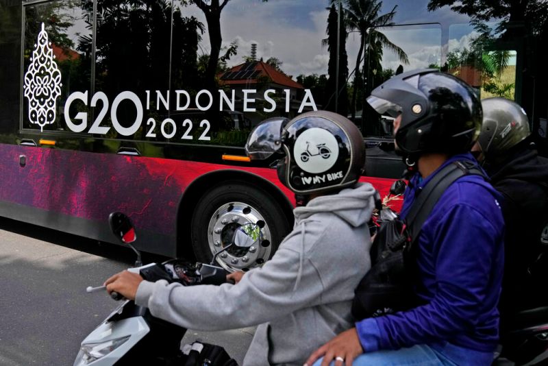 ▲20國集團（G20）峰會15日將登場，許多周邊會議已開始舉行。主辦國印尼在峰會期間提供與會人士巴士接駁，針對記者需在媒體中心及不同會場間移動，則安排了電動摩托車接駁。（圖／美聯社／達志影像）