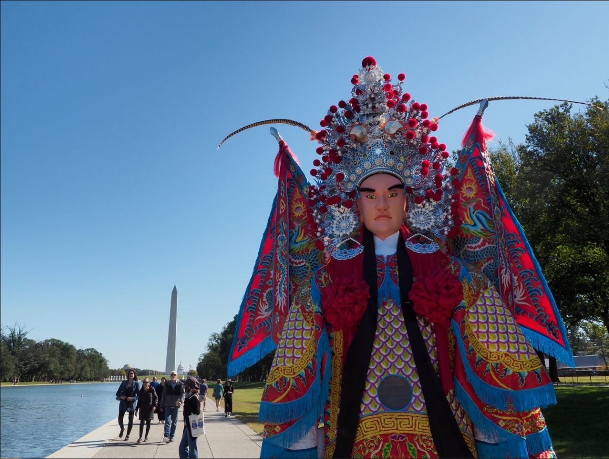 ▲美國華府日前首度舉行台灣形象展，由文總帶領兩尊高度近3米的「風童火將」神將，現身華府、華盛頓紀念碑等。（圖／文總提供）