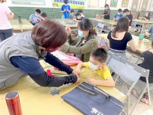 「兒時童玩草編魚」體驗　金門辦新住民親子講座
