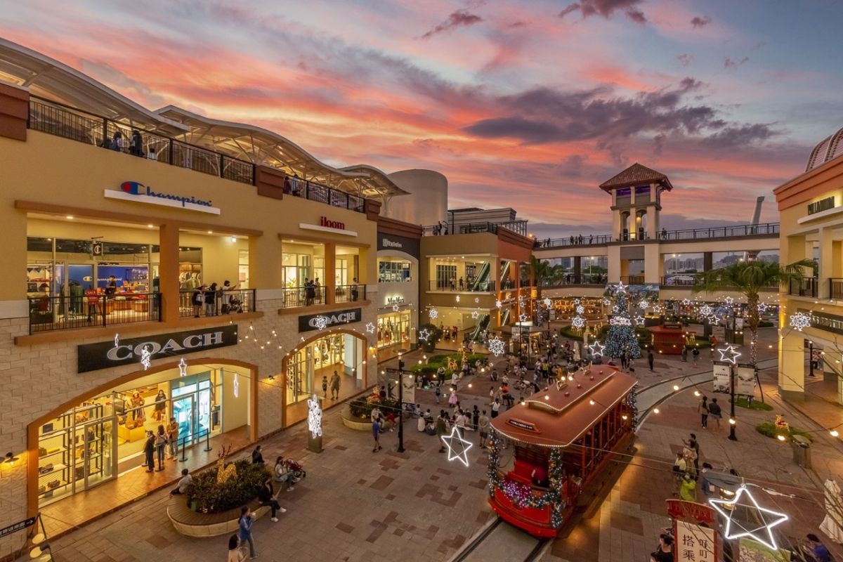 ▲不讓新北耶誕城專美於前，南台灣高雄也下雪了！SKM Park Outlets打造全台獨家7米高「雪花泡泡樹」與「星光耶誕樹」，並以超過10萬顆燈泡的「燦爛燈海」、百隻麋鹿妝點的「麋幻森林」，而且聖誕限定造型叮叮電車，穿梭在浪漫雪景裡有夠夢幻。（圖／新光三越提供）