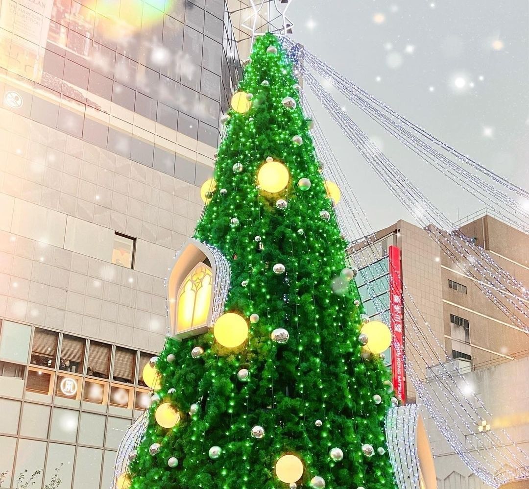 ▲聖誕節氣氛悄悄開始發酵了！除了眾所矚目的新北歡樂耶誕城外，位於捷運中山站的「心中山線形公園」每逢聖誕節更會架起聖誕樹供民眾拍照打卡，享受濃濃聖誕氣氛。（圖／部落客gominkin授權）