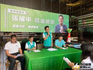 讓小戴、小天留在台中打國際賽 張耀中催生國際級羽球館 ▲台中市議員發起讓小戴留在台中打國際賽連署,以催生專業比賽場館。(圖/記者金武鳳攝,2022.11.14)