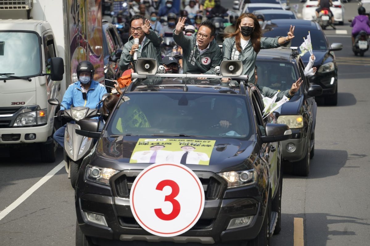 ▲由簡煥宗議員駕駛吉普車、邱俊憲議員擔任麥克風手、李柏毅議員及高閔琳議員陪同此次因減少一席而陷入激戰的三民區何權峰議員進行車隊掃街。（圖／記者郭凱杰翻攝）