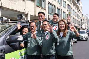 ▲因減少一席而陷入激戰的三民區何權峰議員進行車隊掃街,並由當地李昆澤立委一起加入懇託行列,力求確保三民子弟優質議員何權峰一席!(圖/記者郭凱杰翻攝) ▲因減少一席而陷入激戰的三民區何權峰議員進行車隊掃街,並由當地李昆澤立委一起加入懇託行列,力求確保三民子弟優質議員何權峰一席!(圖/記者郭凱杰翻攝)