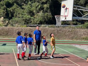 ▲VOLVO凱銳汽車董事長林傳凱與德芙蘭小學孩童玩籃球。
