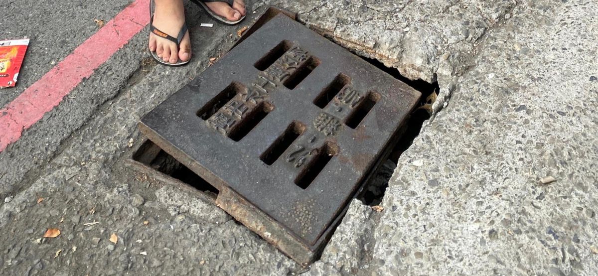 ▲高雄市三民區路邊有水溝蓋損壞，有民眾經過不慎摔倒，不料向1999申訴後，卻得到「水泥需要備料」的回覆。（圖／翻攝自爆料公社）