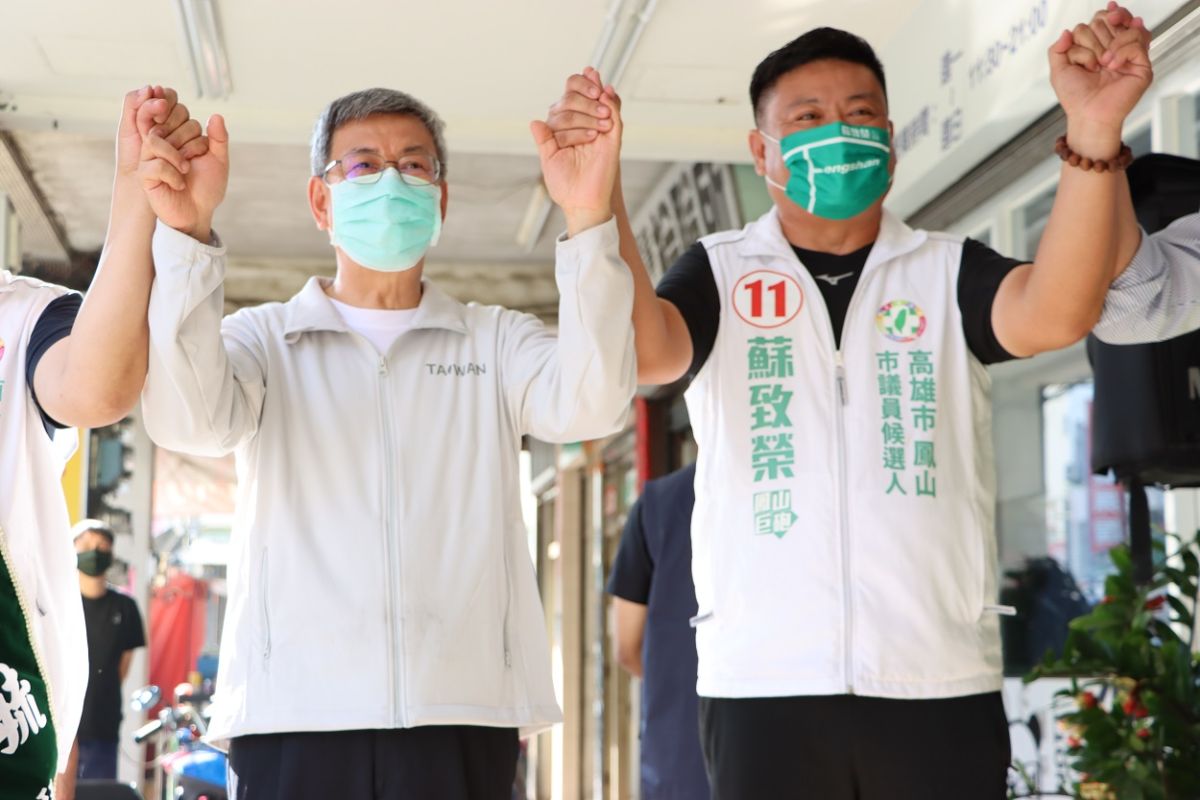 ▲蘇致榮拜託鄉親們說，不要讓這樣的遺憾再重演，市長一定要力挺陳其邁外，議員也要集中選票支持「關鍵席次」，讓民進黨可以單獨在議會過半才可以。（圖／記者郭凱杰翻攝）