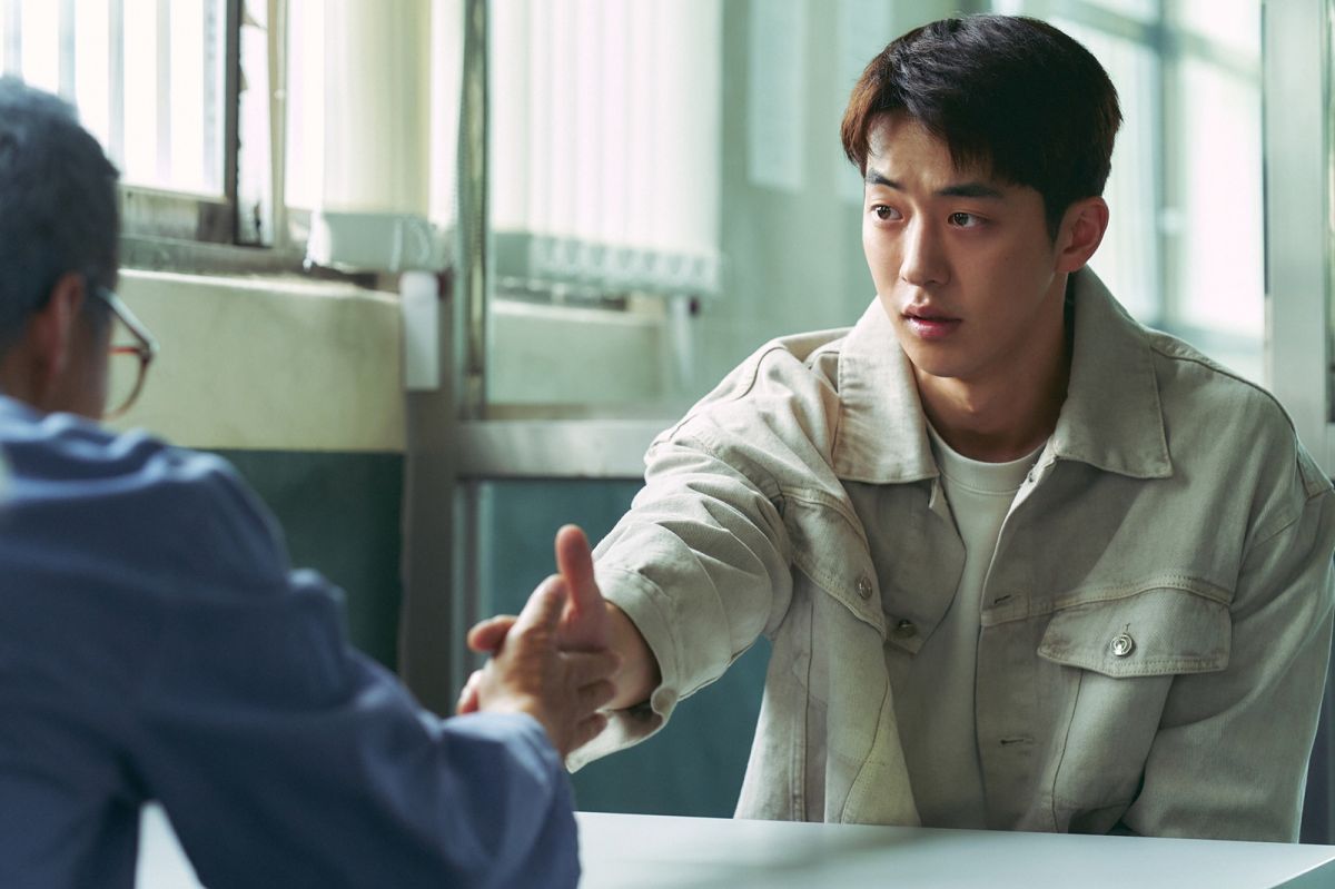 ▲片中，南柱赫挑戰高難度的飛車追逐戲，駕駛紅色保時捷穿梭在大街小巷中。（圖／車庫娛樂）