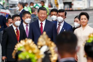 ▲中國國家主席習近平與夫人彭麗媛抵達印尼峇厘島，即將參與為期兩天的G20峰會和場邊的拜習會談。（圖／美聯社／達志影像）