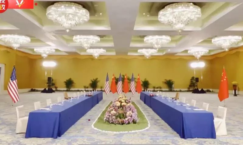 ▲中美元首會晤現場布置曝光,從現場會議畫面來看,雙方各會有9人上桌。(圖/翻攝自微博@央視新聞)