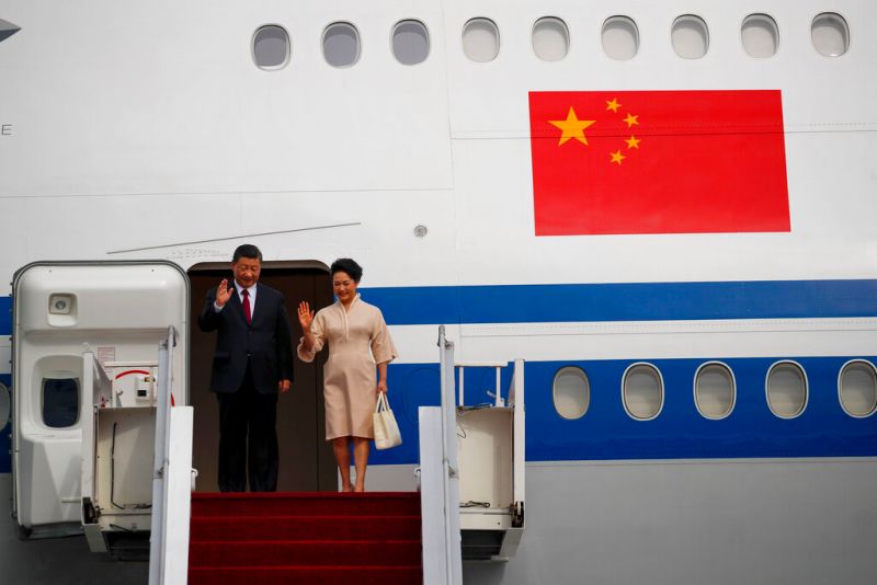▲中國國家主席習近平下午與夫人彭麗媛抵達印尼峇里島，在參加G20峰會前將美國總統拜登進行疫情以來的首度面對面會談。（圖／美聯社／達志影像）