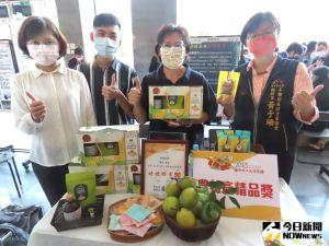 中部14校創新創業成果展 賽車工藝、智能醫療成績亮眼 ▲創業5年,今年才成功開發果乾、果醋等產品的檸檬森林,與僑光科大產學合作,今年初次參加十大伴手禮評選,即榮獲農特產精品獎。(圖/記者金武鳳攝,2022.11.14)