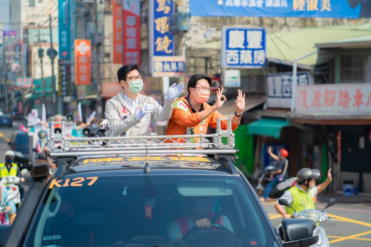 ▲選情告急，陳其邁今特地陪同林志誠在大岡山區進行車隊掃街。(圖／翻攝畫面)