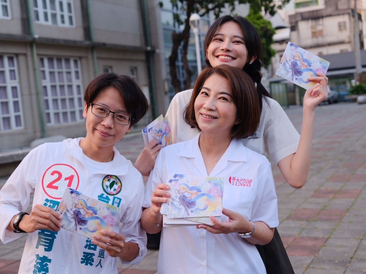 ▲今（14）日立法委員周春米邀請立院新女力賴品妤南下屏東，特地穿上高中制服，呼籲大家返鄉投票，支持18歲公民權。（圖／周春米競總提供）