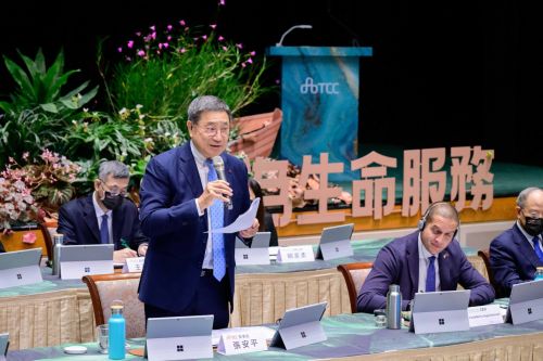 ▲ 台泥今(14)日舉行法說會,展望2023年,董事長張安平表示,比較小的經濟體也會比較辛苦,其中包含台灣。(圖/台泥提供) ▲ 台泥董事長張安平也是劍潭古寺的廟董。(圖/台泥提供)