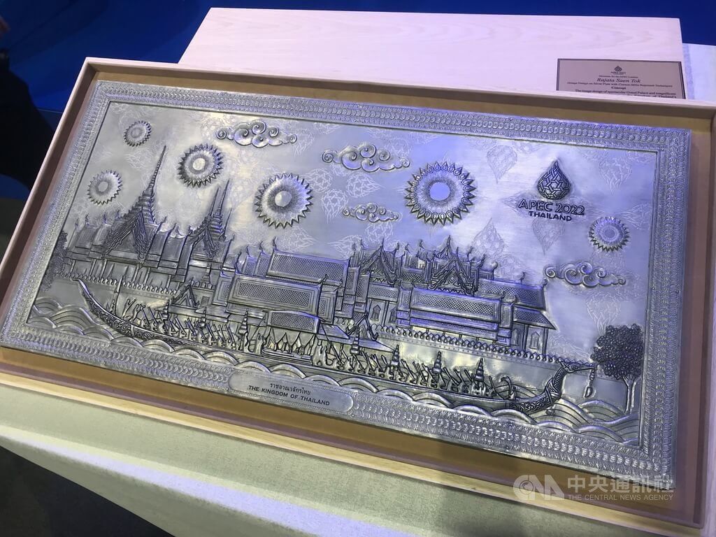 ▲APEC經濟領袖會議即將登場，泰國準備7樣紀念品送給各會員體領袖代表，其中最具代表性的是由回收金屬製作的版畫，畫中有大皇宮以及王船遊行等泰國傳統建築和特色。中央社記者呂欣憓攝 111年11月14日