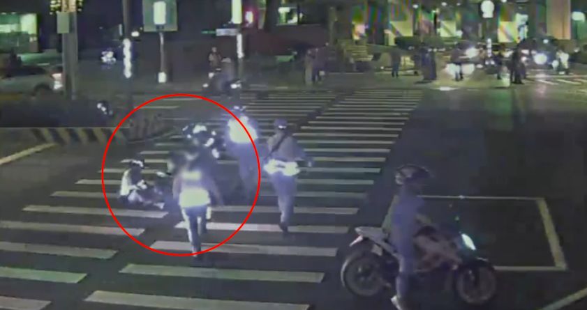 ▲17歲陳姓少年無照又未戴安全帽騎車，見警方攔查還不減速，女警遭撞擊倒地手腳受傷。（圖／翻攝畫面）