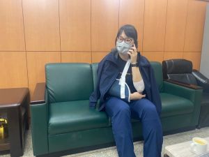 新北市海山分局交通分隊羅姓警員,本月(11)11日新北耶誕城執勤時,遭未戴安全帽、無照駕駛的陳姓少年衝撞受傷。 ▲新北市海山分局交通分隊羅姓警員,本月(11)11日新北耶誕城執勤時,遭未戴安全帽、無照駕駛的陳姓少年衝撞受傷。(圖/翻攝畫面)