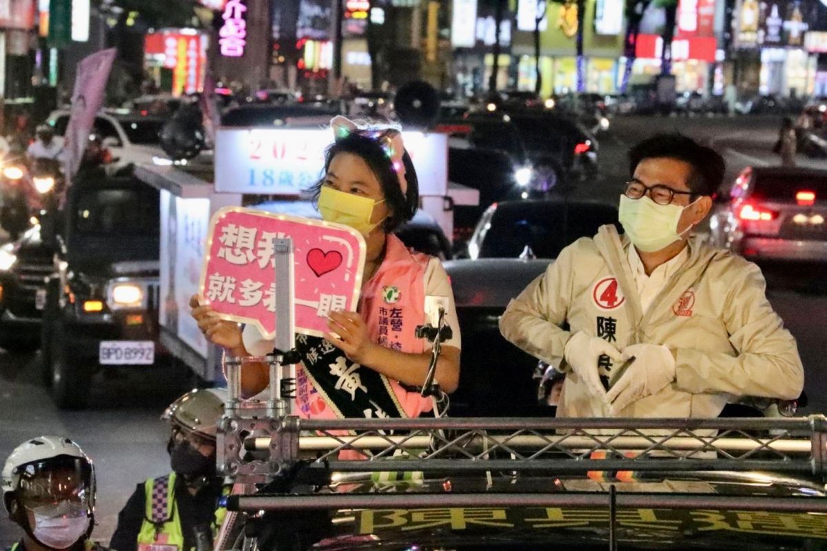 ▲高雄市長陳其邁今（14）日啟動搶救車隊大掃街，今日晚間壓軸來到他設籍的左營、楠梓，替在地唯一提名的新人黃偵琳輔選。（圖／黃偵琳陣營提供）