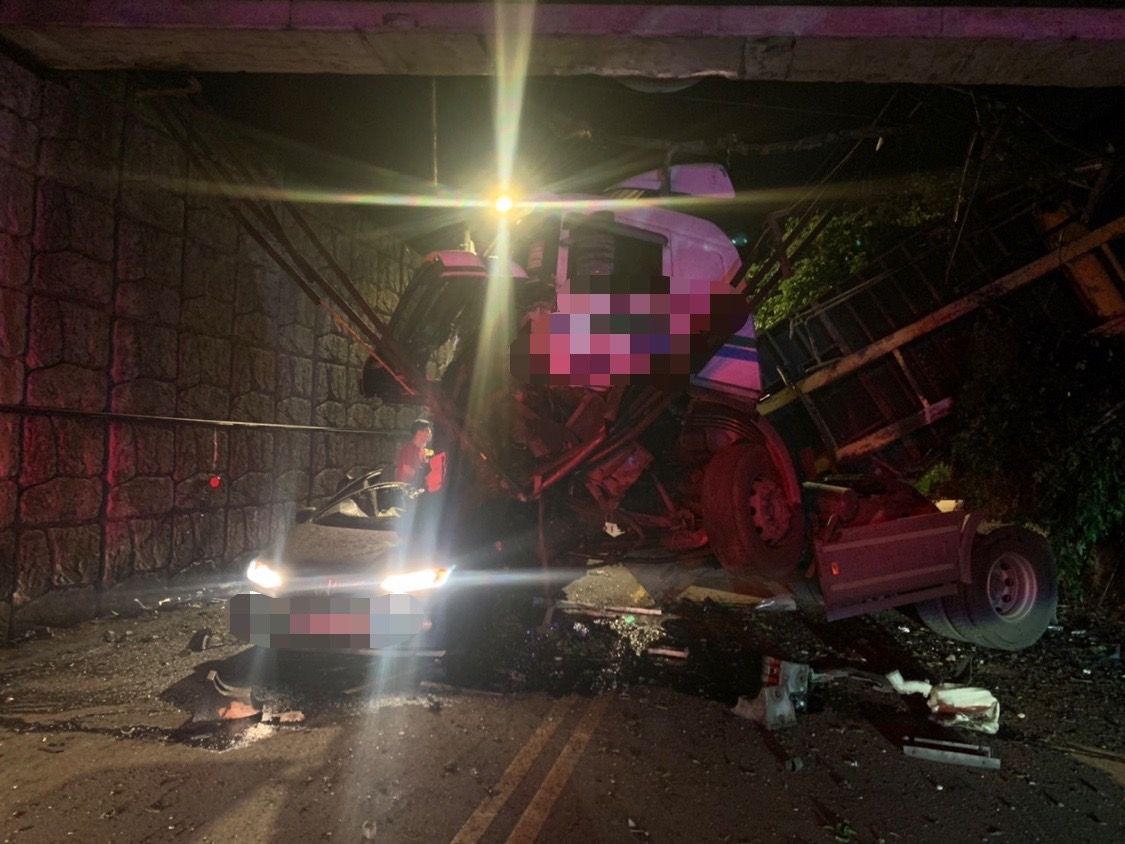 ▲國1基隆貨櫃車衝出護欄掉落，下方路過轎車瞬間被壓爛。（圖／翻攝畫面）