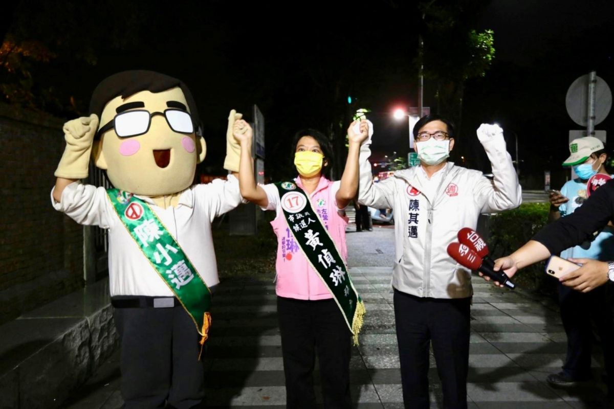 ▲高雄市長陳其邁今天啟動搶救車隊大掃街，壓軸來到自己設籍的左營、楠梓，替在地最重要的戰將、也是唯一提名的新人黃偵琳輔選。（圖／記者郭凱杰翻攝）