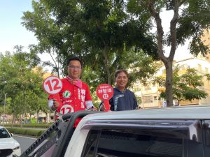 ▲世界台灣客家聯合會秘書長李榮豐博士,今天陪同客家子弟林智鴻車隊掃街,這也是繼十多個客家社團領袖正式聯名推薦林智鴻後,再次以大動作展現客家團結相挺的決心。(圖/記者郭凱杰翻攝)。 ▲世界台灣客家聯合會秘書長李榮豐博士,今天陪同客家子弟林智鴻車隊掃街,這也是繼十多個客家社團領袖正式聯名推薦林智鴻後,再次以大動作展現客家團結相挺的決心。(圖/記者郭凱杰翻攝)。