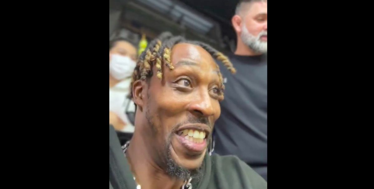 ▲前美國職籃NBA球星霍華德（前）14日晚間前往桃園當地夜市體驗台灣特色，除了品嚐美食外，還體驗夾娃娃和射飛鏢遊戲，並與球迷合照，展現親民一面。（圖取自instagram.com/dwighthoward）